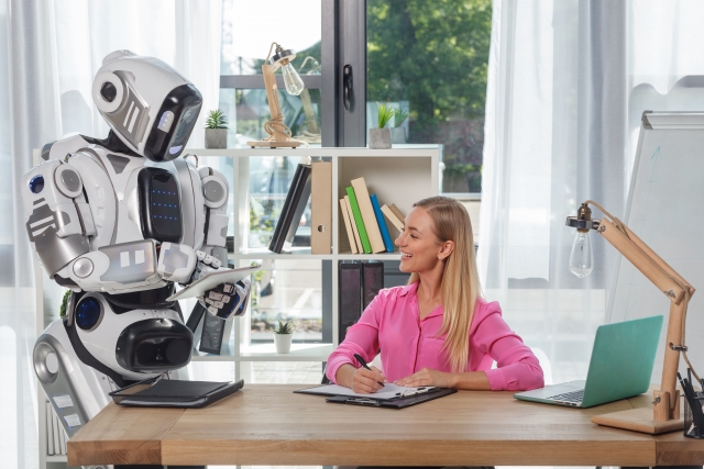 ロボットに仕事を依頼する若い女性