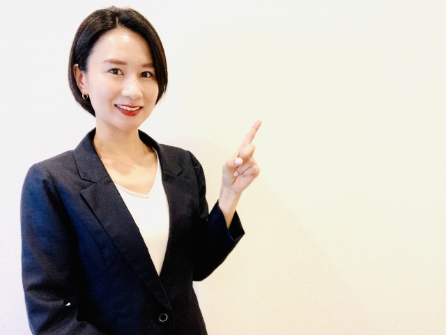 ポイントのジェスチャーする女性
